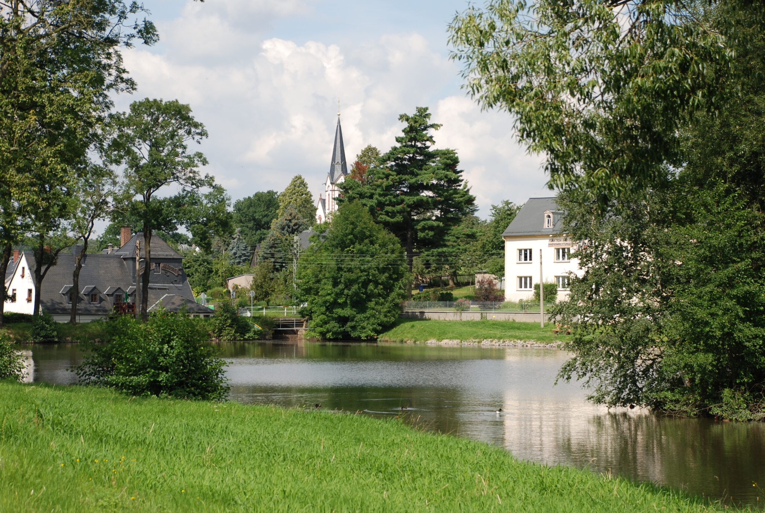Blick über Großen Teich zur Kirche1